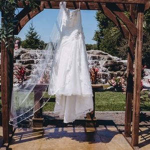 Strapless Irvory wedding gown